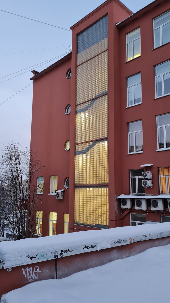 Стена из стеклоблоков на лестнице в Мурманской библиотеке