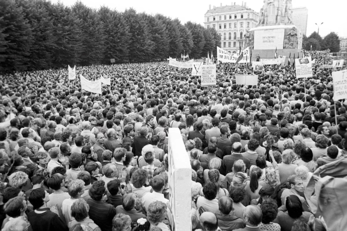 Митинг жителей Риги у памятника Свободы. Латвийская ССР. 1988 г. / Б. Колесников / РИА Новости