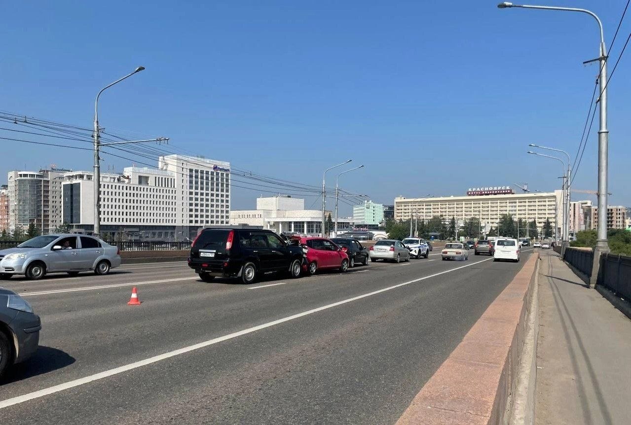 In accordion with a motorcycle... - Series Movement in the flow, Krasnoyarsk, Road accident, Crash, Road, Violation of traffic rules, Auto, Motorists, Moto, Motorcyclists, Video, Short videos, The photo, Negative, Soundless, Longpost