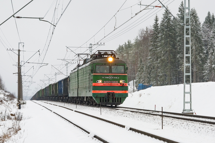 Электровоз ВЛ10У-968 с грузовым поездом перегон Матросово - Выборг. Дата: 18.01.2017