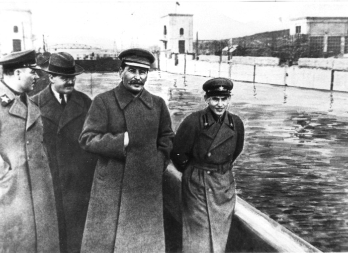 К. Е. Ворошилов, В. М. Молотов, И. В. Сталин и Н. И. Ежов на канале Москва — Волга имени Сталина. 1937 год
