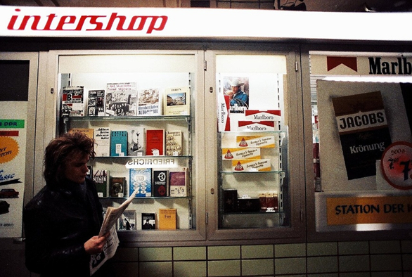 <a href="https://pikabu.ru/story/za_stenoy_8_14223856?u=https%3A%2F%2Fru.wikipedia.org%2Fwiki%2FIntershop&t=%D0%92%D0%B8%D1%82%D1%80%D0%B8%D0%BD%D0%B0%20%D0%BF%D1%80%D0%B8%D0%B2%D0%BE%D0%BA%D0%B7%D0%B0%D0%BB%D1%8C%D0%BD%D0%BE%D0%B3%D0%BE%20Intershop%20%D0%B2%20%D0%91%D0%B5%D1%80%D0%BB%D0%B8%D0%BD%D0%B5&h=9c386b5f1218b996f0d43048083f79085911cfdb" title="https://ru.wikipedia.org/wiki/Intershop" target="_blank" rel="nofollow noopener">������� �������������� Intershop � �������</a>