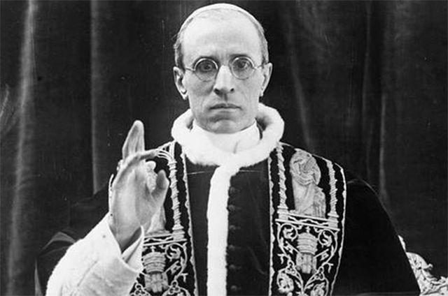 Сам глава Ватикана, папа римский Пий XII знал о помощи подчинённых нацистам, но предпочитал закрывать на это глаза. <!--noindex--><a href="https://pikabu.ru/story/mertvyie_russkie_ne_nashe_delo_kto_pomog_natsistam_bezhat_v_yuzhnuyu_ameriku_14226388?u=http%3A%2F%2FCommons.wikimedia.org&t=Commons.wikimedia.org&h=501f0bed1eb58d5f0a64daadbd8b07b9a05fd431" title="http://Commons.wikimedia.org" target="_blank" rel="nofollow noopener">Commons.wikimedia.org</a><!--/noindex-->