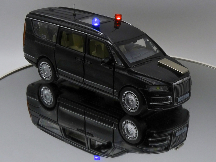Рис. 10. Электрифицированная модель автомобиля Aurus «Arsenal» с горящими проблесковыми маяками