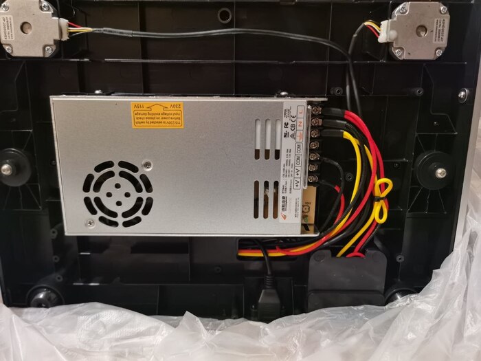 Снизу установлен блок питания 350W, моторы независимого привода стола