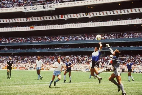 1986 год. Марадонна в PUMA King забивает гол «Рука Бога». Фото взято из открытых источников.