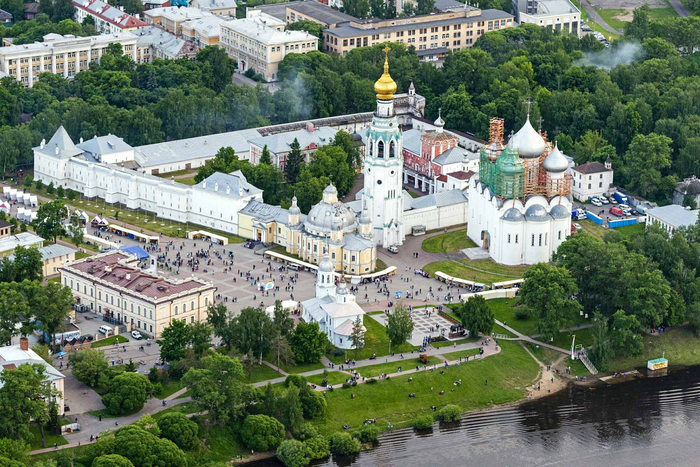 Но это, господа, — Архиерейский двор, резиденция вологодских епископов.