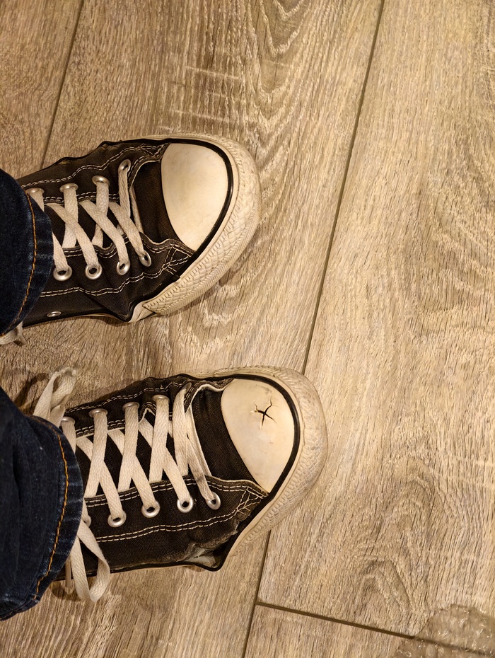 Ответ на пост «Пришёл отзыв - не смогли склеить кеды Converse. Как раз такие попались на ремонт. Давайте покажу, как это исправить»