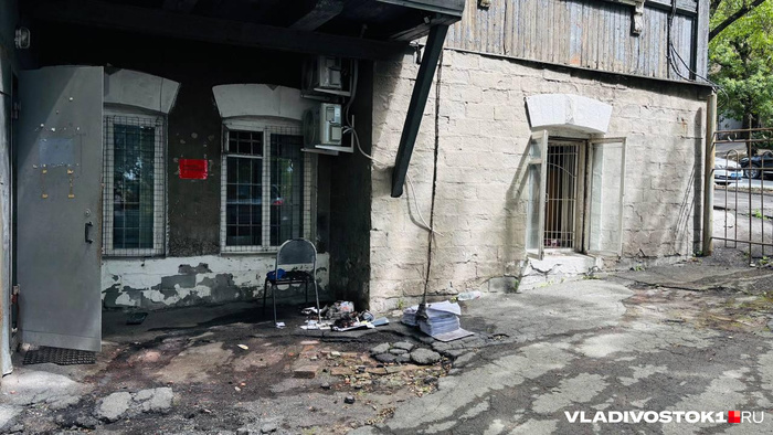 Источник: Елена Буйвол / <!--noindex--><a href="https://pikabu.ru/story/dostavshchik_edyi_podzheg_zdanie_voenkomata_vo_vladivostoke_14237983?u=http%3A%2F%2FVLADIVOSTOK1.RU&t=VLADIVOSTOK1.RU&h=65ff03fe28c7228e4127e83457e6f4a14f0430f6" title="http://VLADIVOSTOK1.RU" target="_blank" rel="nofollow noopener">VLADIVOSTOK1.RU</a><!--/noindex-->