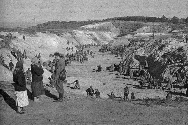Бабий Яр, разбор вещей погибших. Чёрно-белая копия цветной фотографии Й. Хеле Фото: <a href="https://pikabu.ru/story/svidetel_pronicheva_istoriya_zhenshchinyi_kotoraya_vyizhila_v_babem_yaru_14239064?u=http%3A%2F%2Fcommons.wikimedia.org%2Fwiki%2FMain_Page&t=Commons.wikimedia.org&h=ab46baa1ff34d4d5dae44bf24caebe4af1af3cf6" title="http://commons.wikimedia.org/wiki/Main_Page" target="_blank" rel="nofollow noopener">Commons.wikimedia.org</a>