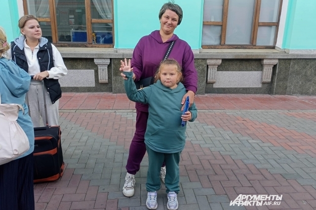 Пассажиры того самого рейса на вокзале в Омске. Из Новосибирска их доставил поезд. На фото: Алёна и Ева Понамарёвы. Фото: <a href="https://pikabu.ru/story/52_pilota_podderzhivayut_menya_moralno_i_finansovo_figurant_skanalnogo_dela_o_posadke_samoleta_v_pole_sdelal_zayavlenie_v_sude_14338928?u=https%3A%2F%2Faif.ru%2F&t=%D0%90%D0%B8%D0%A4&h=f5982b8f2d6f8c417b8f18af99b707f0561b0035" title="https://aif.ru/" target="_blank" rel="nofollow noopener">АиФ</a>/ Ирина Аксёнова
