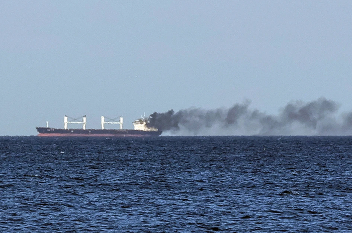 Бандеровцы глумятся над убитыми ими моряками турецкого торгового флота. Фото: REUTERS.