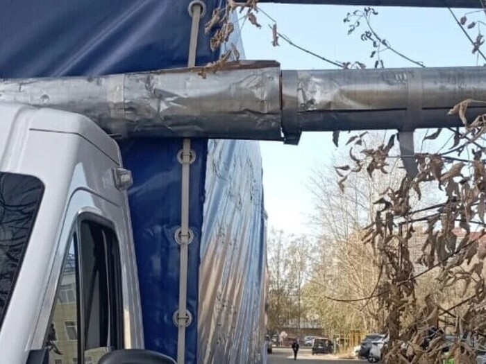 В Томске над дорогой к школе нависла аварийная теплотрасса