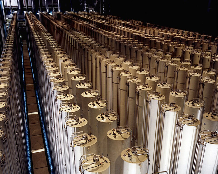 �����: U.S. Department of Energy ��������: <a href="https://pikabu.ru/story/zachem_yadernoe_toplivo_pered_obogashcheniem_prevrashchayut_v_gaz_14296291?u=https%3A%2F%2Fcommons.wikimedia.org%2Fwiki%2FFile%3AGas_centrifuge_cascade.jpg&t=commons.wikimedia.org&h=a52c5ad6237f3098a4b4ab068f1dc94026dc3f40" title="https://commons.wikimedia.org/wiki/File:Gas_centrifuge_cascade.jpg" target="_blank" rel="nofollow noopener">commons.wikimedia.org</a>