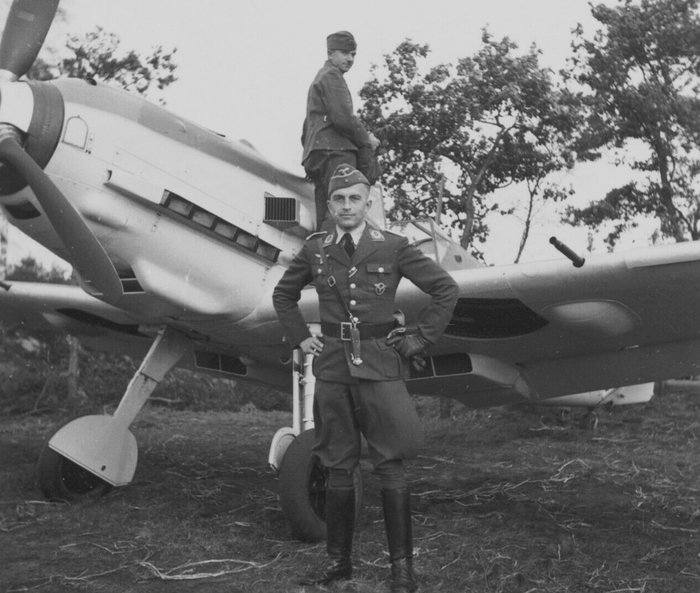 Командир I./JG21 Мартин Меттиг на фоне Bf109E-3 на Западном фронте, 1940 г.
