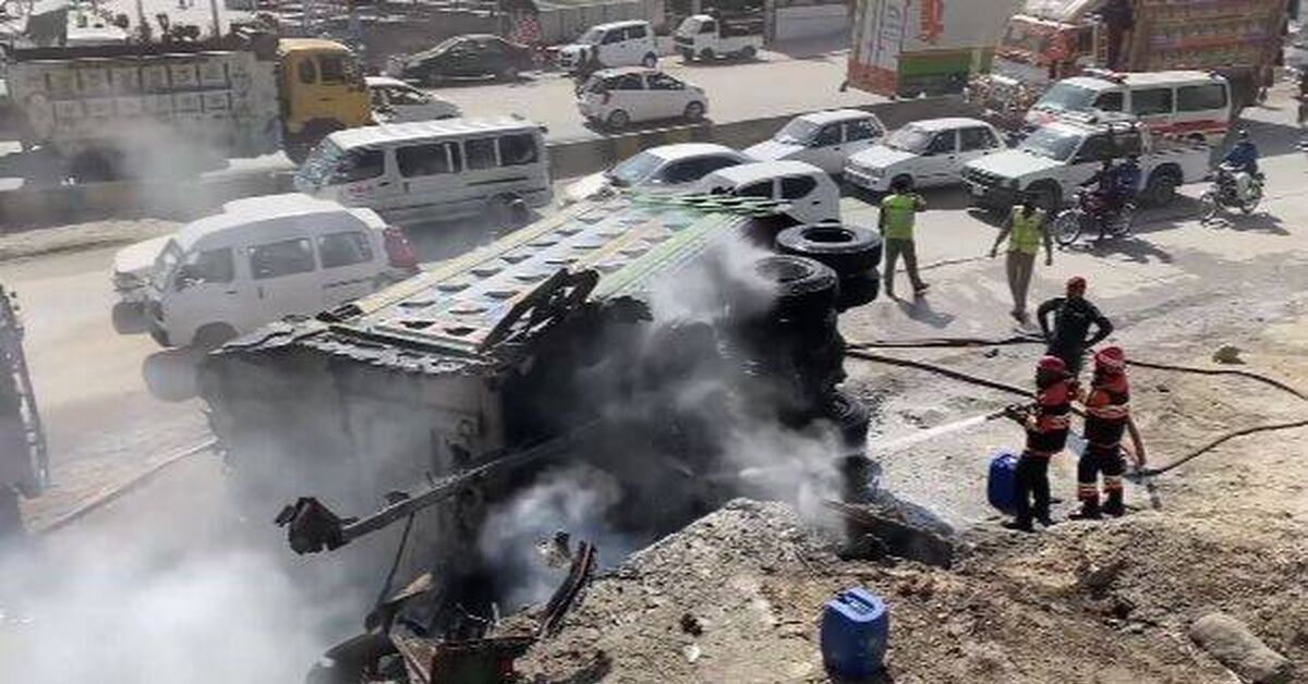 Road accident with fire. Pakistan. Truck towed and repaired. - Pakistan, Auto repair, Car service, Rukozhop, Repair of equipment, Road accident, Truck, Crash, Fire, Breaking, Spare parts, Pakistanis, Pakistani Technology, Road traffic, Video, Rutube