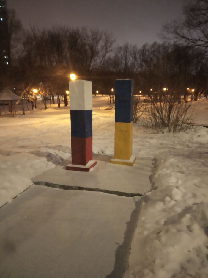Памятник. Забытый, раскуроченный. Алея дружбы. Мск примерно 16год