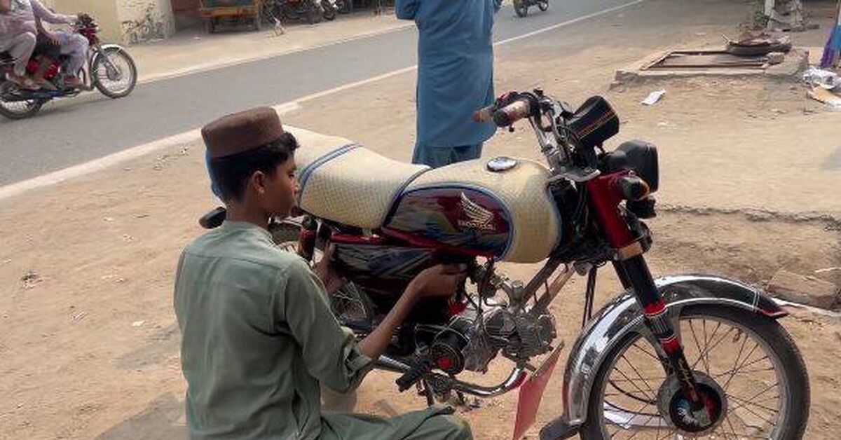 Pakistani motorcycle tuning. Scrap metal under film. - Pakistan, Moto, Motorcycles, Rukozhop, Technics, Technologies, Tuning, Humor, Pakistani Technology, Pakistanis, Sticker, Workshop, Video, Rutube