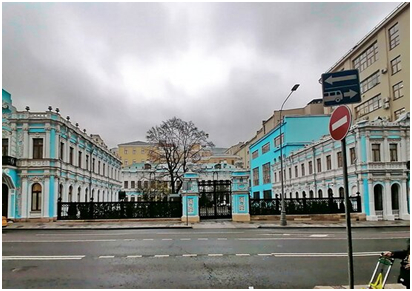 Дворец Ростопчина на ул. Большая Лубянка. Сейчас дворец реставрируется. Интерьеры в нём восхитительные. Надеюсь, восстановят качественно.