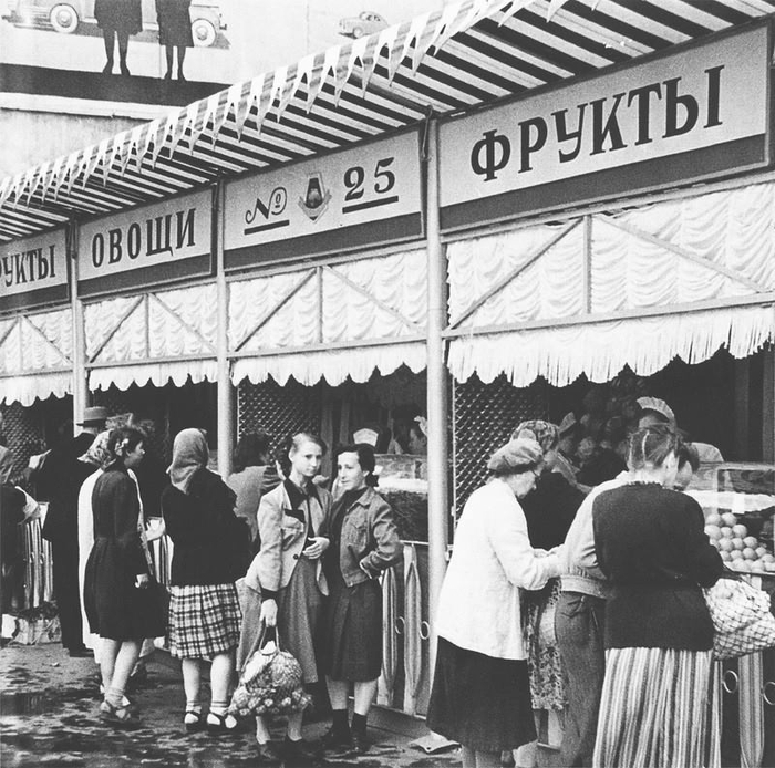 Овощная палатка во владении №2 по Никитскому бульвару, 1955 год.