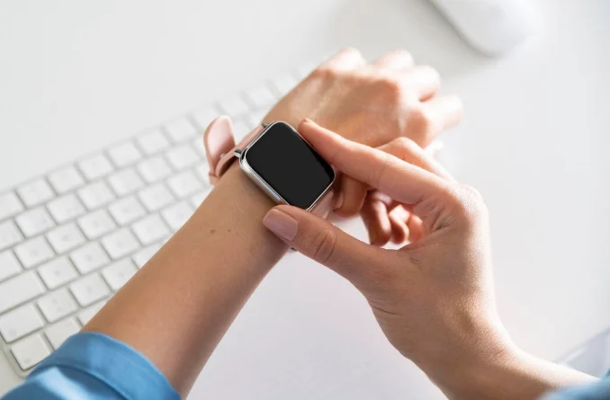 Какие Apple Watch выбрать девушке: рейтинг моделей 2025 года