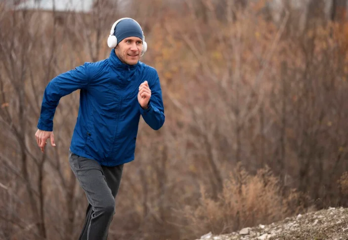 Сравним: обычная спортивная одежда vs беговая