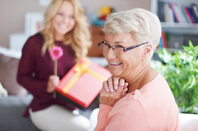 150 лучших идей: что подарить бабушке на 8 марта в 2026 году